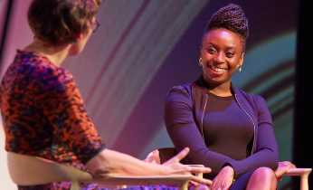 Chimamanda Ngozi Adichie og Synne Rifbjerg på scenen i Den Sorte Diamant