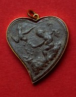 Medaljon af lavasten, som Mozart efter sigende bar i sin urkæde. Constanze forærede lavahjertet til slotsgartneren Mansas kone, Louise, under et sommerophold på Fredensborg Slot. (Musikmuseet)